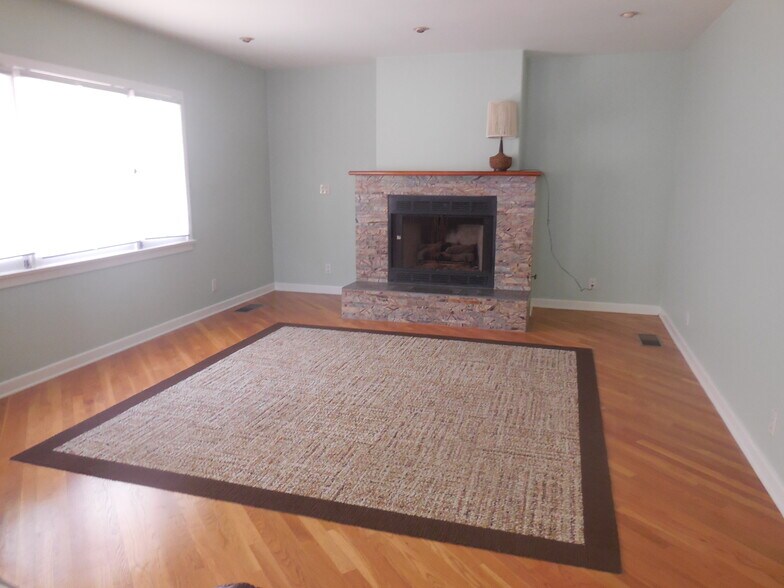 Rented unfurnished - 125 Brocadero Pl