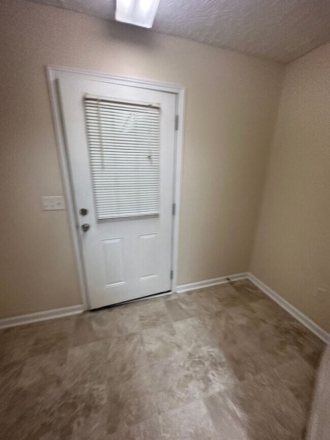 Building Photo - 3 Bedroom, 2 Bath Home Located in Manchester