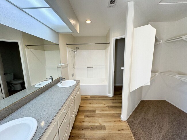 Building Photo - Eastlake : 2 bed, 2.5 bath vaulted ceiling...