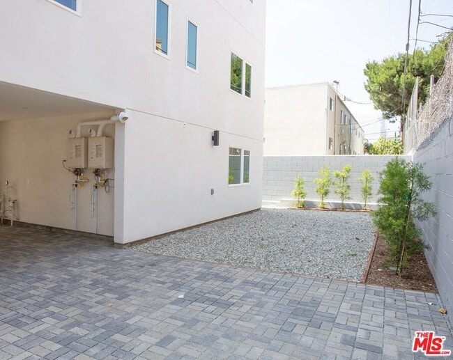 Building Photo - 1242 Beachwood Dr