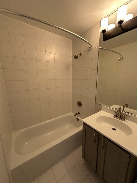 Building Photo - 1350 N Dearborn St