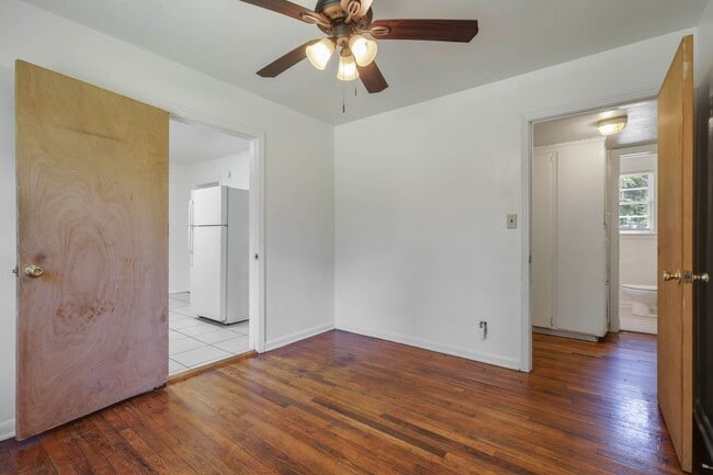 Building Photo - 4 bed 2 bath house, Walk to Stadium!! Available July 2026