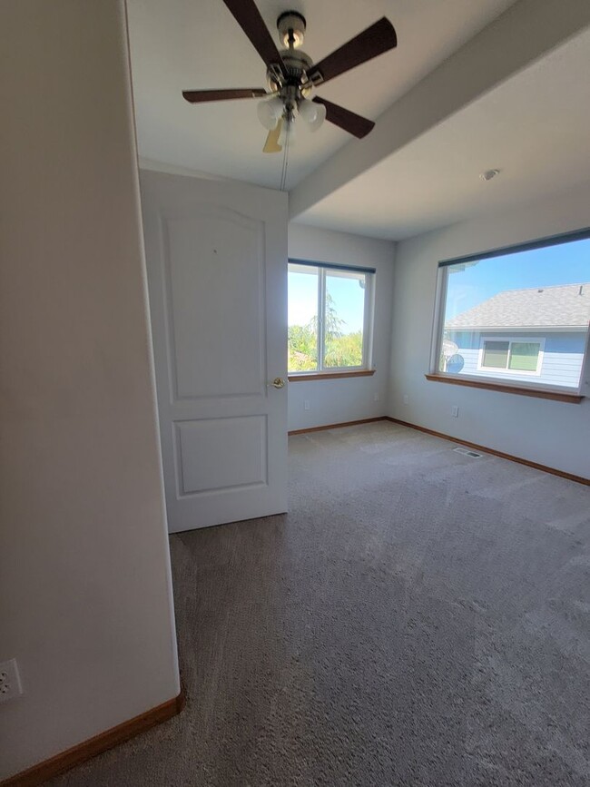Building Photo - 100 Sapphire Pl