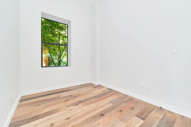 Building Photo - 945 Bergen St