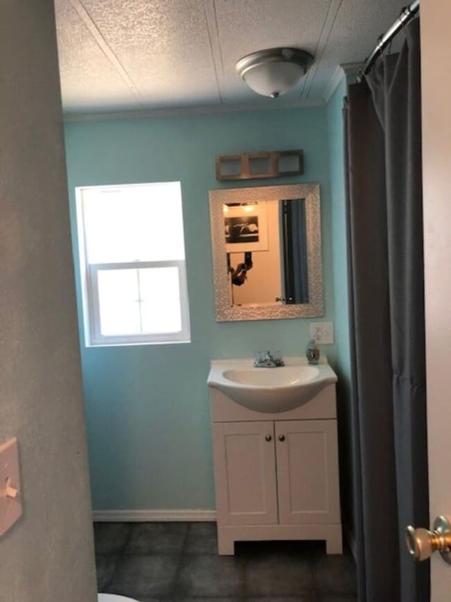 Building Photo - 2 BEDROOM 2 BATH MOBILE ON 2.21 ACRES IN LAKE TROPICANA RANCHETTES