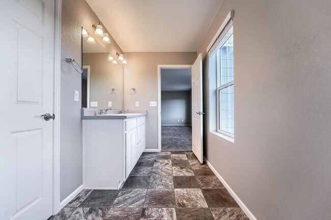 Building Photo - Gorgeous 4 bed, 3 bath, loft and an office!