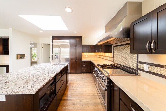 Building Photo - 4-Bedroom Luxury Home for Rent by Portland...