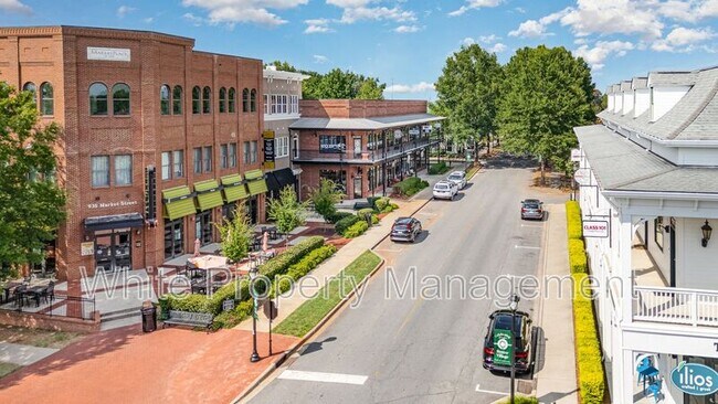 Building Photo - 822 Granby Dr