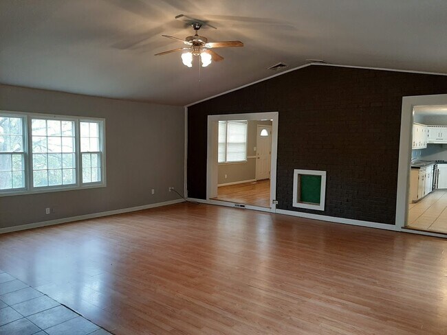 Building Photo - 105 Travis St