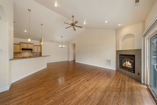 Building Photo - 832 Montclair Dr