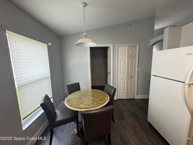 Building Photo - 2425 Bayhill Dr
