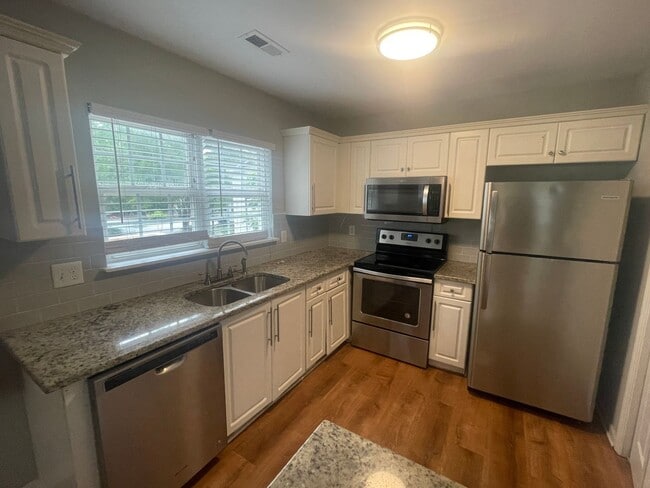Building Photo - MOVE IN SPECIAL $500 DEPOSIT/FREE MONTHS R...