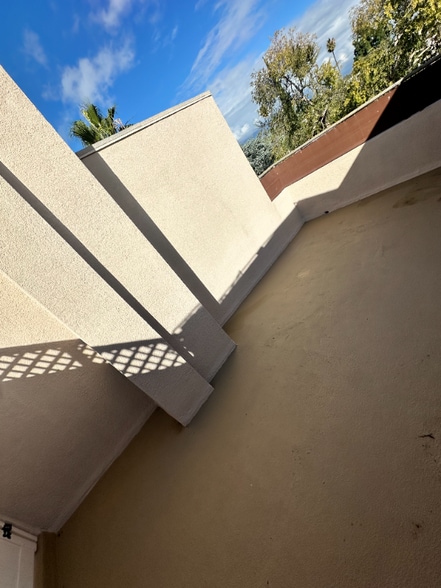 Building Photo - 15009 Moorpark St