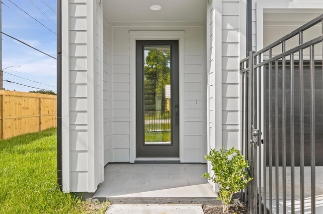Building Photo - 3605 Mt Pleasant St