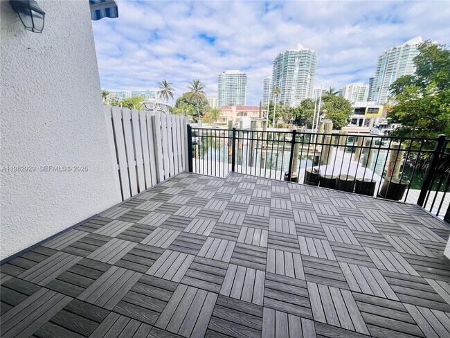 Building Photo - 253 Poinciana Island Dr