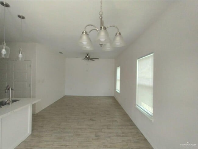 Building Photo - 16 Valley N Cir