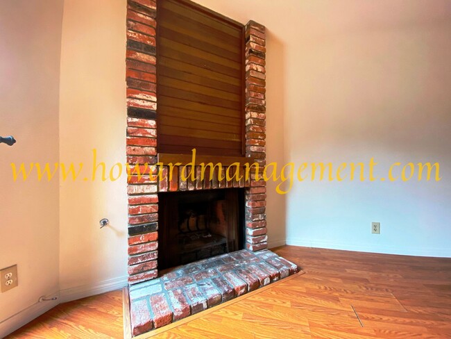 Building Photo - Spacious Townhouse condo with central A/C,...