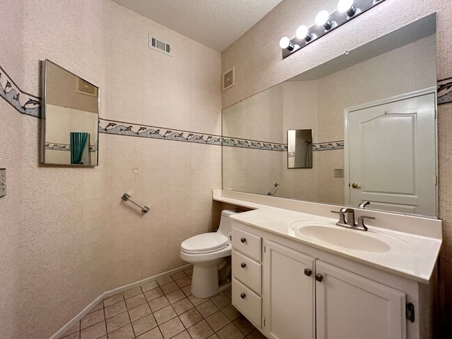 Building Photo - 3 bedroom 2 bathroom Summerlin condo!