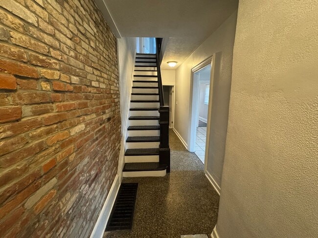 Building Photo - Charming and spacious 5BR Home in East Liberty