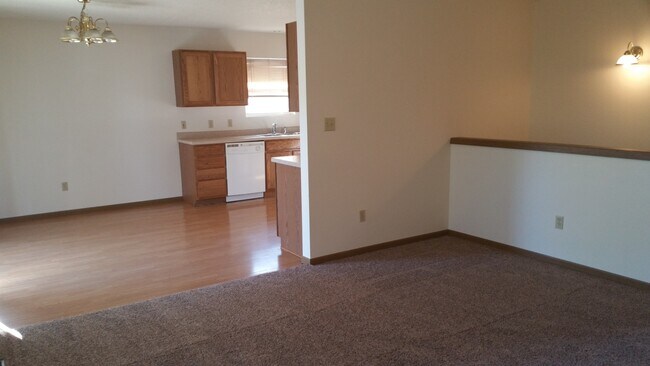 Building Photo - Great 3 Bedroom House Near Lake Shawnee