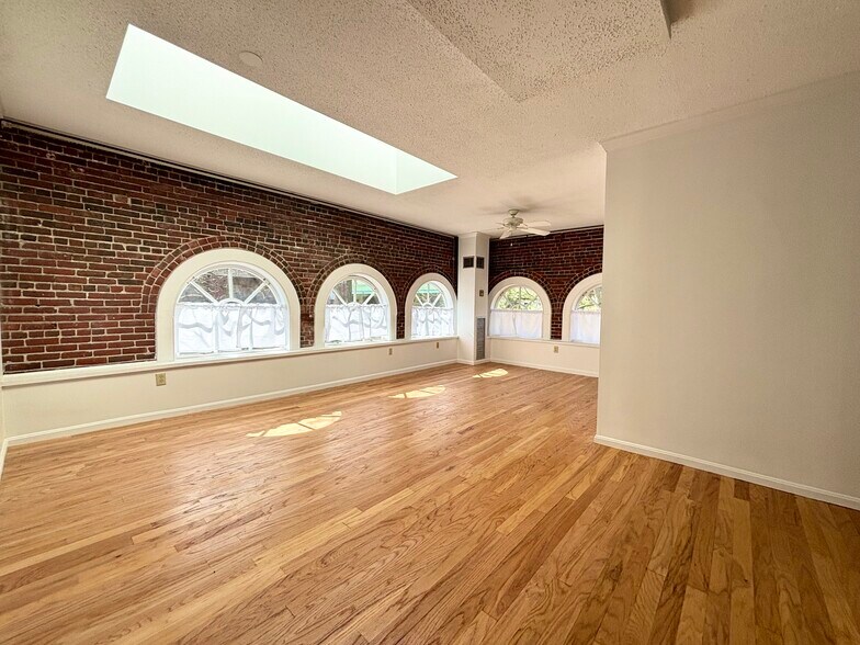 Building Photo - 106 13th St