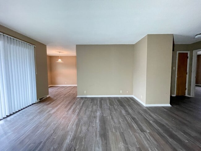 Building Photo - Spacious Ground Floor 2 Bed with Screened Porch!