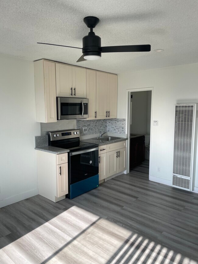 Building Photo - 305 E Plymouth St