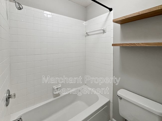 Building Photo - 6 Twickenham Dr