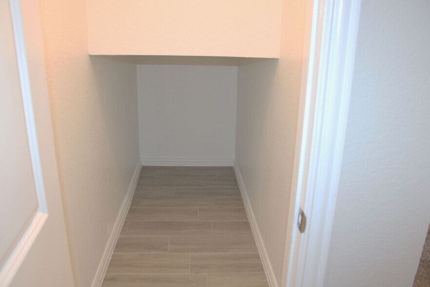 Building Photo - 2908 Mare Dr