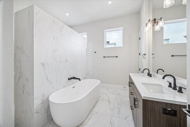 Building Photo - 1412 Lawrence St