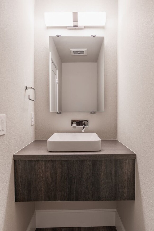 Building Photo - Welcome Home Modern Townhome in the heart of Freemont