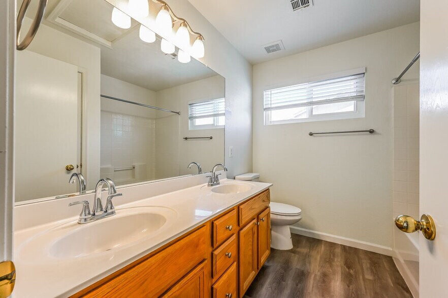 Building Photo - 2110 E Behrend Dr