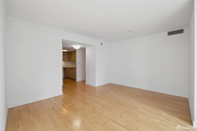 Building Photo - 301 Mission St