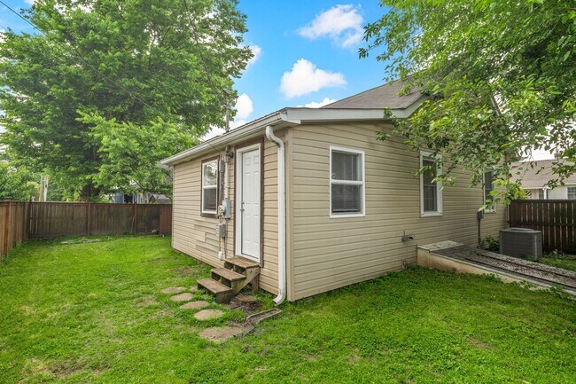 Building Photo - Charming Cottage in sought after Old Hicko...