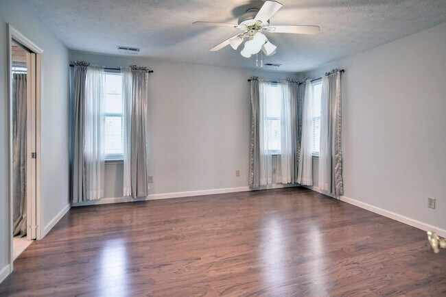 Building Photo - Updated Poquoson Home on Large Lot