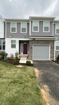 Building Photo - 605 Mockernut Ct