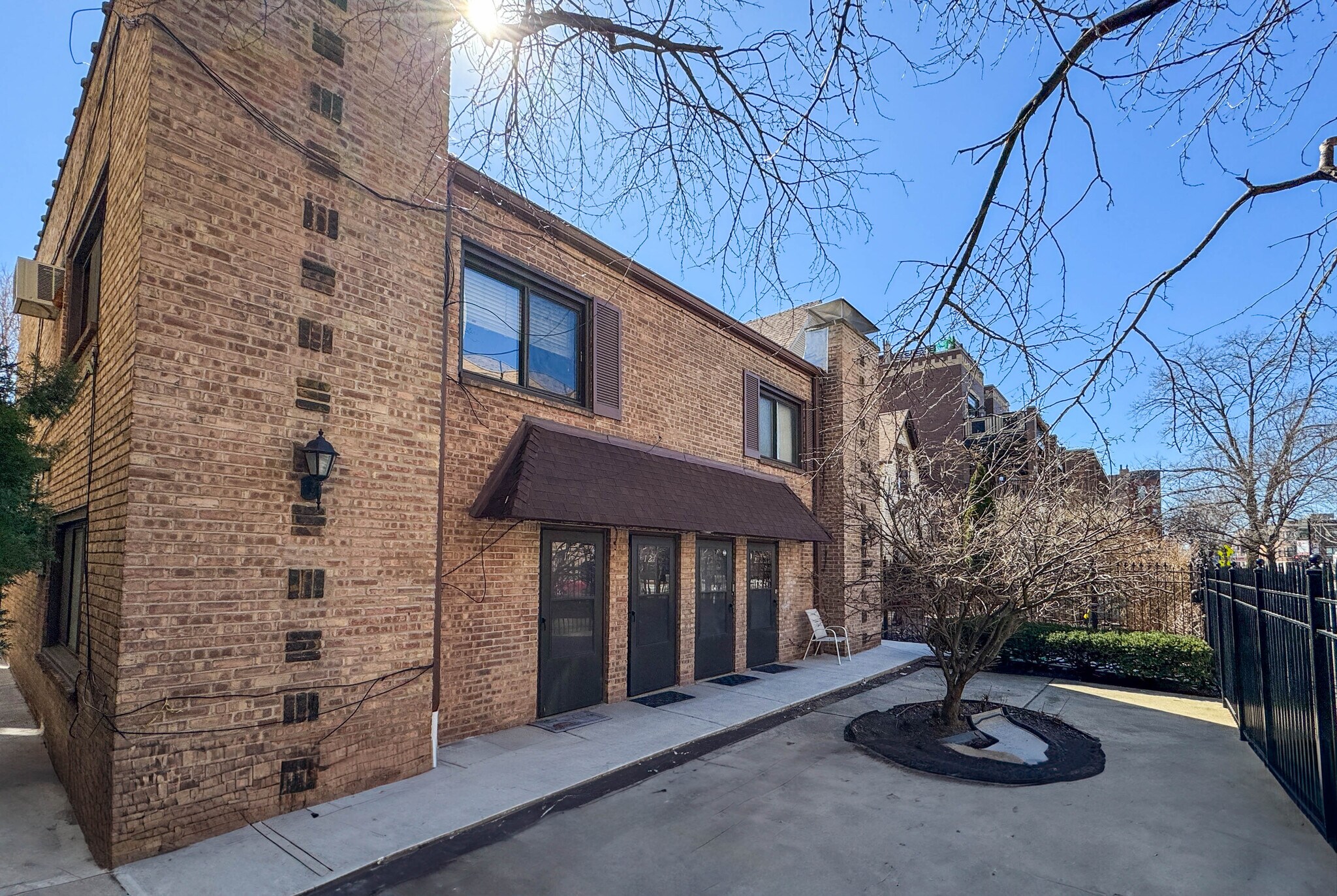 Building Photo - 715 W Diversey Pky