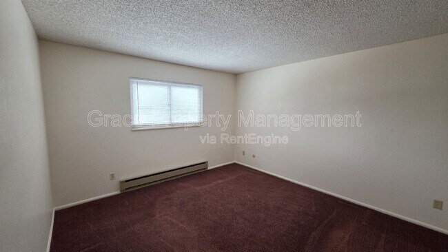Building Photo - 1044 Maple Dr