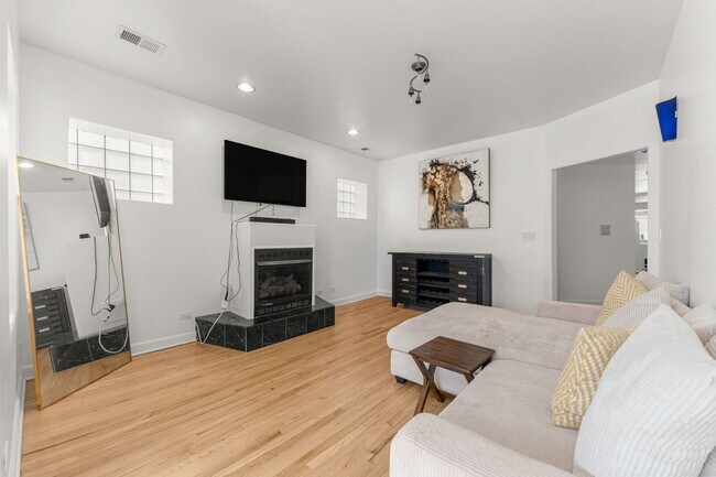 Building Photo - 6722 S Ridgeland Ave