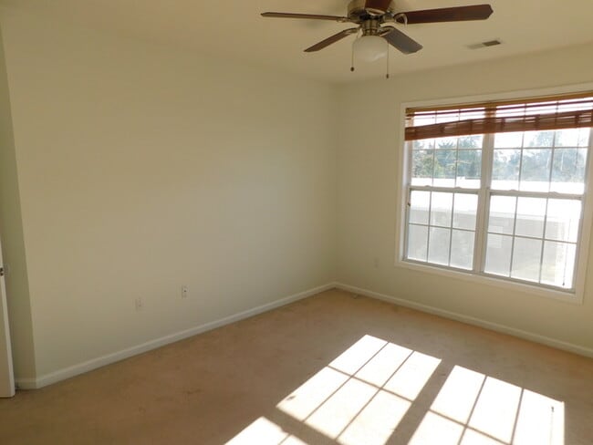 Building Photo - Recently Painted - 2 Bdrm Large Condo Edis...