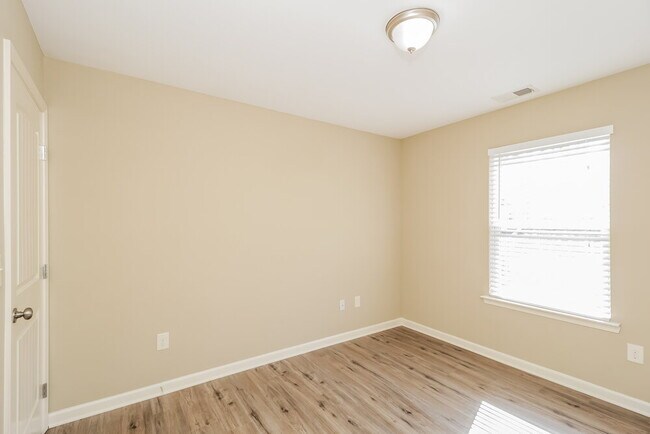 Building Photo - 141 Crescent Woode Way