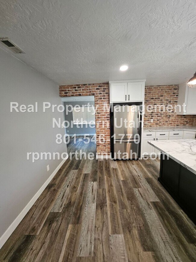 Building Photo - 902 Sullivan Dr