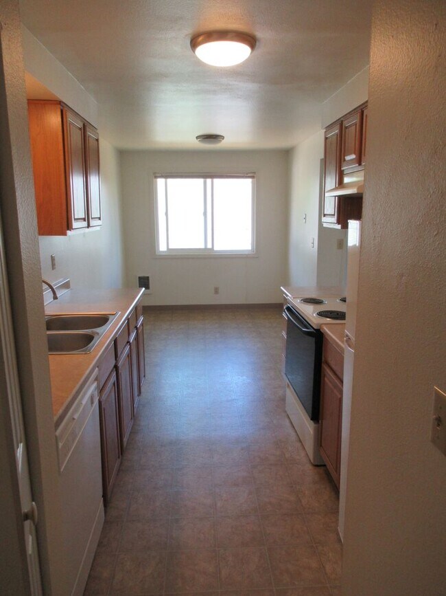 Building Photo - Two Bedroom Apt. w/ Washer and Dryer