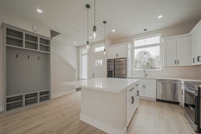 Building Photo - 918 St Clair St