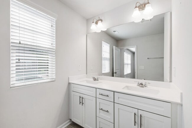 Building Photo - Bright, Spacious & Move-In Ready Townhome ...