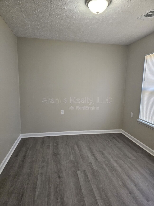 Building Photo - 3046 Embry Way SE