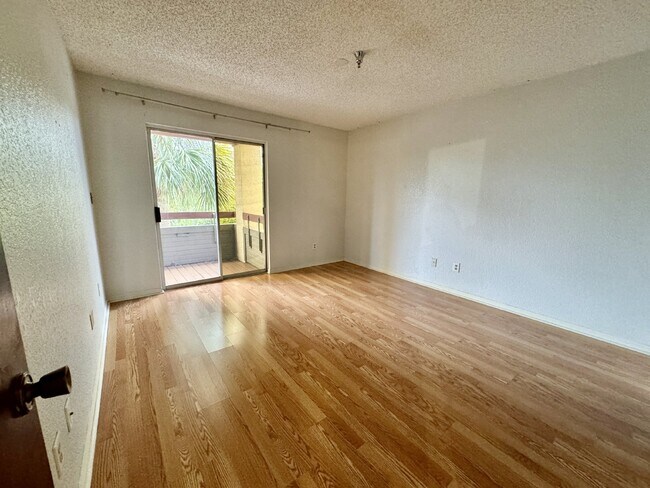 Building Photo - "Charming 1-Bedroom Retreat in St. Petersburg - Modern Comfort with 729 Sq Ft of Cozy Living!"