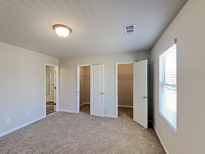 Building Photo - 1052 Wedgewood Ct NE