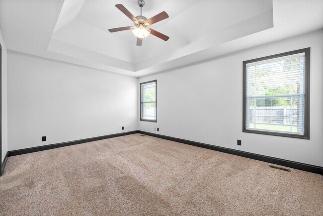 Building Photo - Pet Friendly Three Bedroom with Bonus in R...