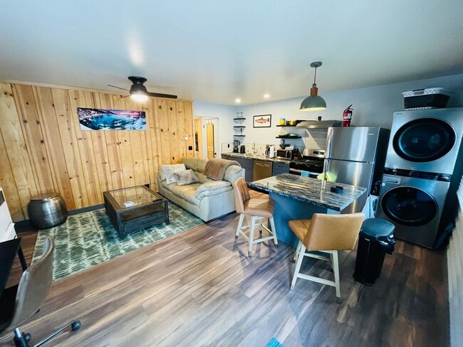 Building Photo - Fully Furnished 1 bed 1 bath unit available for short term rental - 30 day minimum
